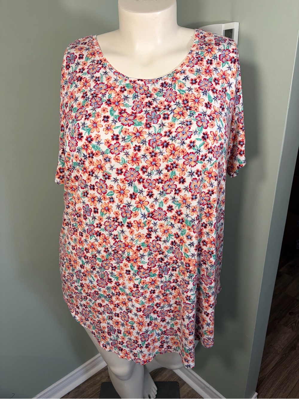 95. In Every Story Floral Scoop Neck Short Sleeve Top - White/Pink